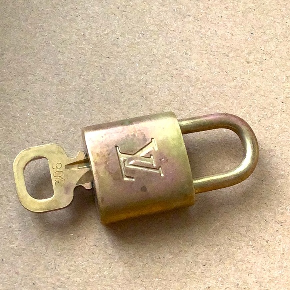 - LV Lock and Key #306 - Picture 1 of 5